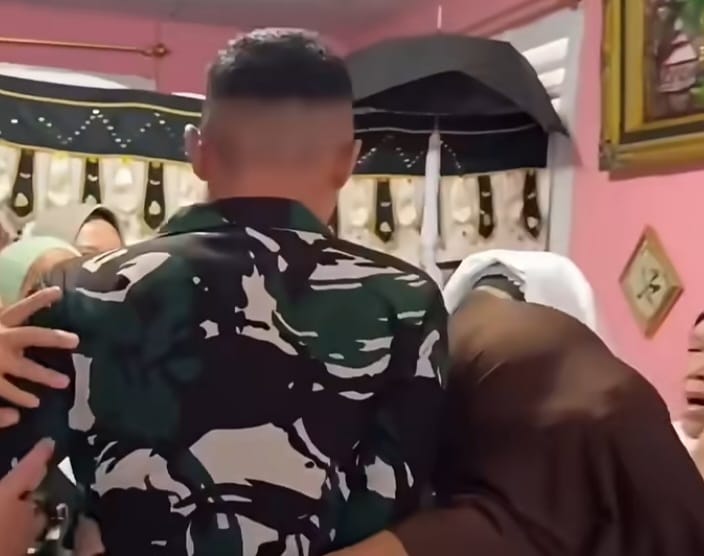 Prada Aldo Pusung tiba di rumah duka dan bersimpuh di dekat jenazah ibundanya usai tragedi drag race di Kotamobagu.