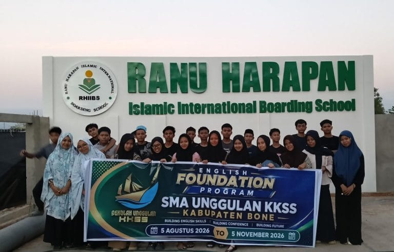 Siswa SMA Unggulan KKSS Bone berfoto di depan papan Ranu Harapan Islamic International Boarding School, Maros.