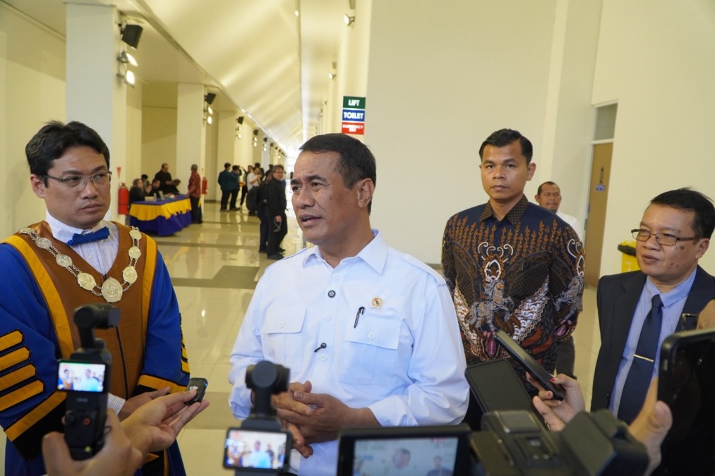 Menteri Pertanian Andi Amran Sulaiman diwawancarai usai kuliah umum di Universitas Diponegoro, Semarang.