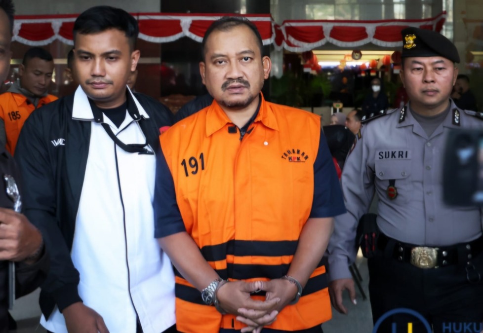 Setya Budi Dias Oktavianto saat ditampilkan sebagai tersangka oleh KPK dalam kasus Bupati Pemalang.