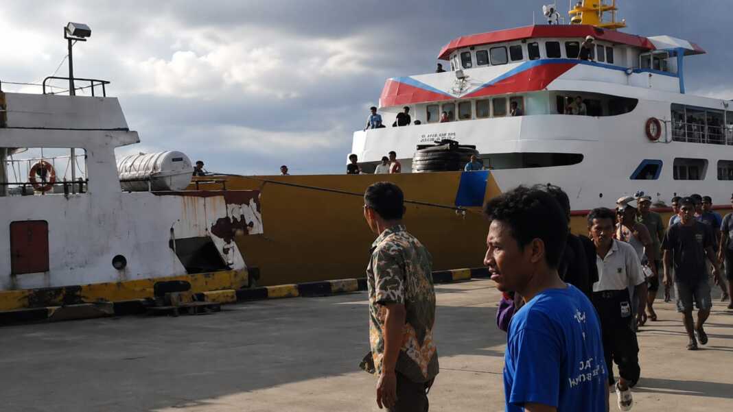 KM Permata Obi dan KM Queen Mary di Pelabuhan Kelas III Jailolo usai insiden tabrakan kapal.