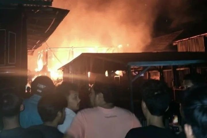 Kebakaran melanda permukiman warga di Lingkungan Sikkoala, Kelurahan Langnga, Kecamatan Mattiro Sompe, Kabupaten Pinrang.