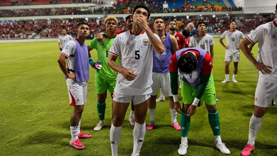 Kapten Timnas Indonesia Rizky Ridho bersama para pemain Garuda berdiri di depan tribun suporter seusai laga melawan Singapura di Stadion Jalan Besar.