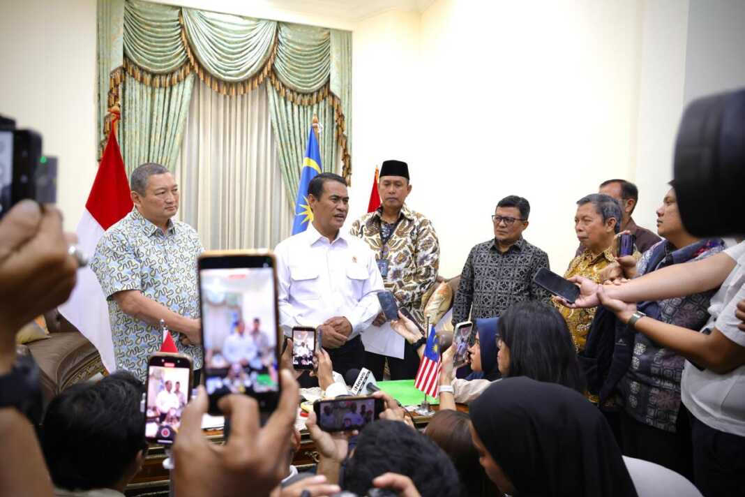 Menteri Pertanian Andi Amran Sulaiman saat menjelaskan alasan pelepasan ekspor beras ke Malaysia dilakukan dari kediamannya di Jakarta.