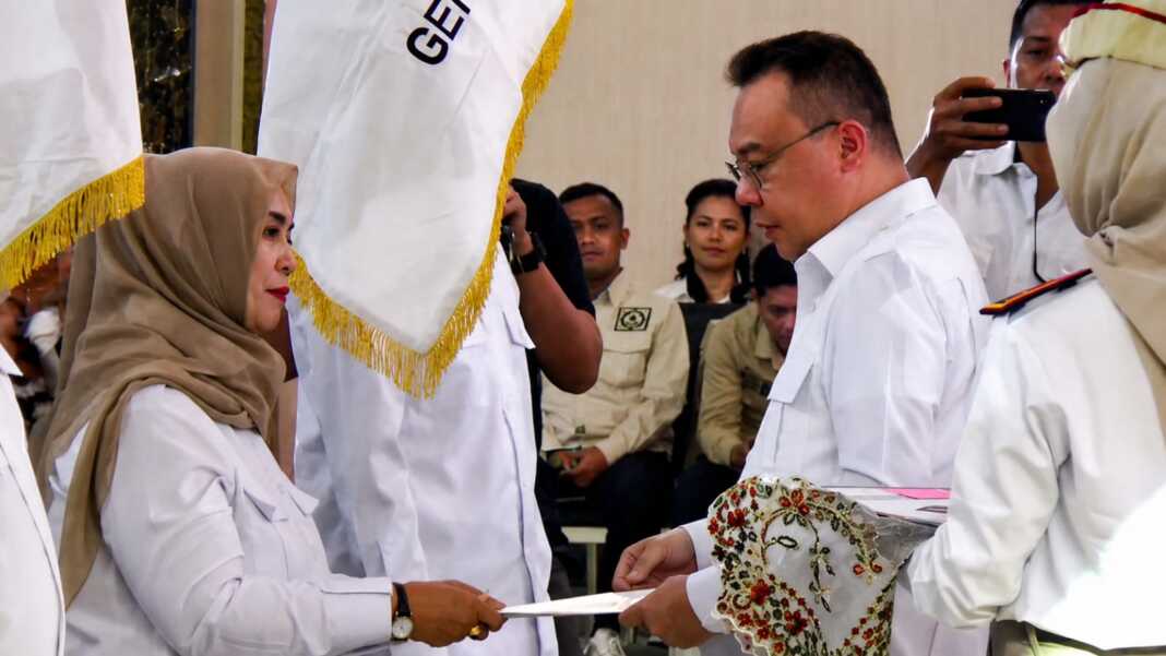 Ketua Harian DPP Partai Gerindra Sufmi Dasco Ahmad menyerahkan SK kepada Bupati Sinjai Ratnawati Arif dan empat bupati di Sulsel lainnya.
