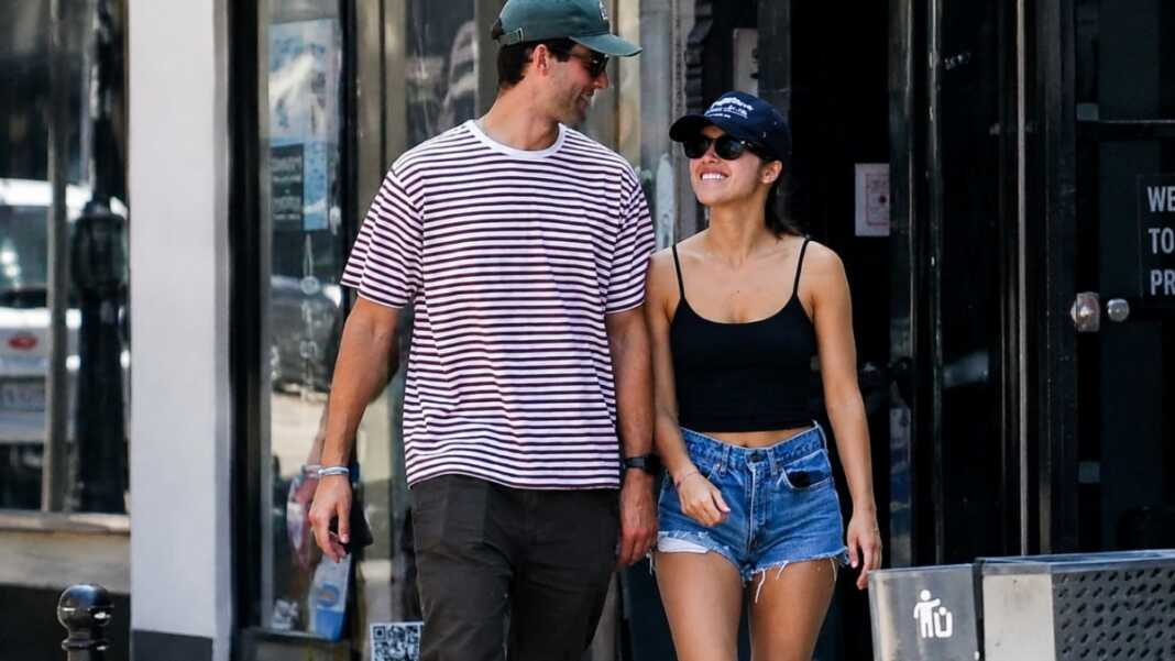 Olivia Rodrigo dan Julian Croonenberghs berjalan bersama dalam momen yang ramai dibicarakan di Brooklyn, New York.