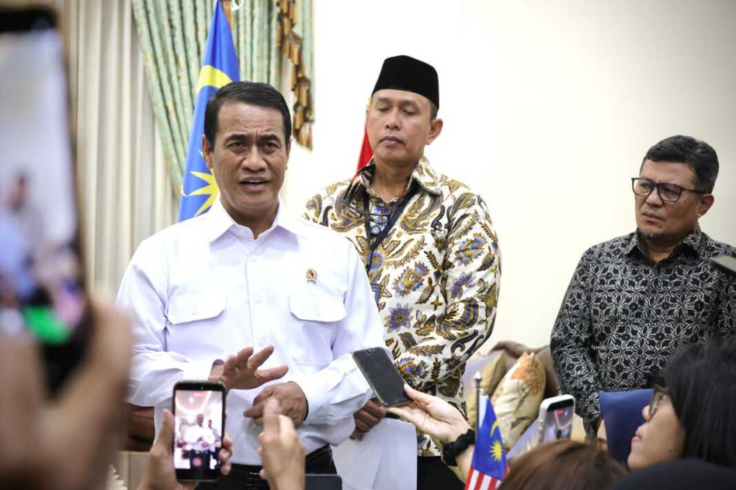 Menteri Pertanian Andi Amran Sulaiman saat memberikan keterangan kepada awak media, Jumat, 14 Agustus 2026.