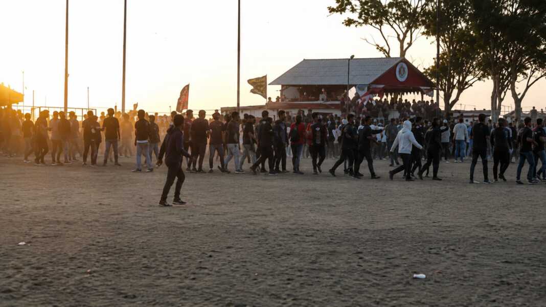 Kerumunan warga dan pendukung memadati lapangan usai pertandingan turnamen sepakbola HUT ke-81 RI di Kecamatan Lanrisang, Kabupaten Pinrang, Senin, 17 Agustus 2026.