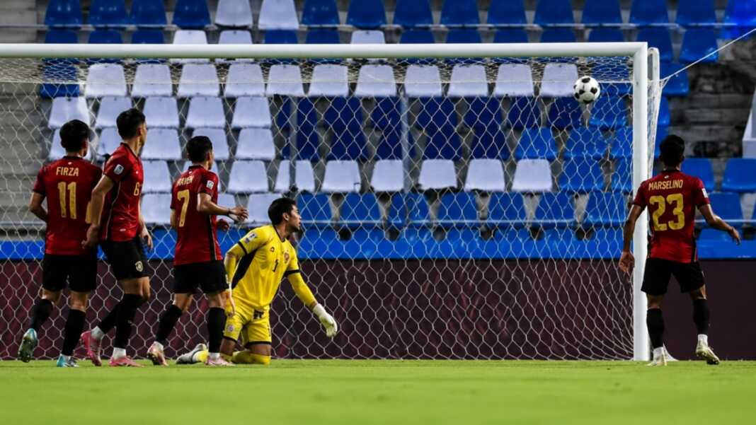 Bola hasil tendangan bebas Thom Haye meluncur ke sudut atas gawang Timor Leste saat Indonesia mencetak gol pada Piala AFF 2026.