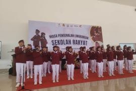 Siswa Sekolah Rakyat Terintegrasi Sinjai mengikuti masa pengenalan lingkungan sekolah di Kabupaten Sinjai, Sulawesi Selatan.
