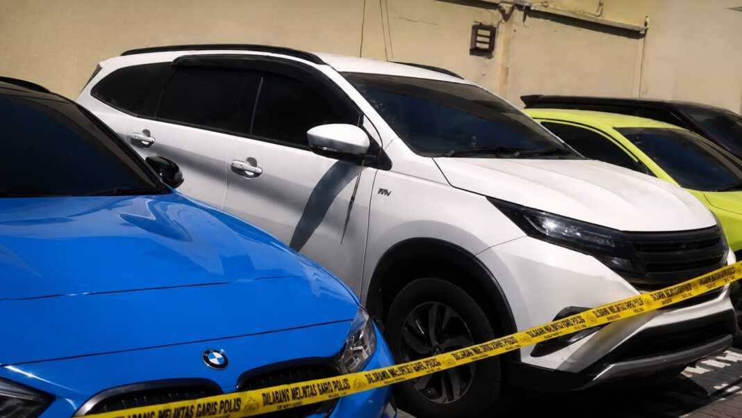 Mobil sitaan yang diamankan Ditresosiber Polda Jawa Timur dalam pengungkapan kasus arisan online fiktif yang menyeret selebgram asal Bali.