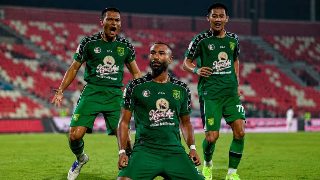 Pemain Persebaya Surabaya merayakan kemenangan atas Arema FC pada semifinal Piala Presiden 2026 di Stadion Kapten I Wayan Dipta, Gianyar, Bali.