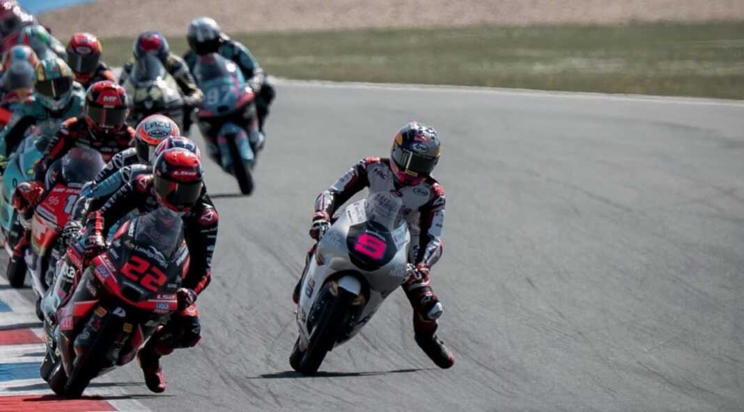 Aksi Veda Ega Pratama di lintasan Moto3 saat menyalip pembalap lain.