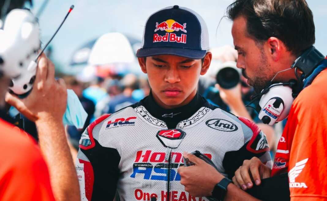 Veda Ega Pratama bersama kru Honda Team Asia menjelang Moto3 Inggris 2026 di Silverstone.