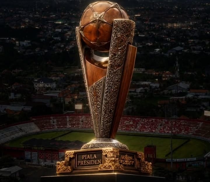 Trofi Piala Presiden 2026 dengan latar stadion