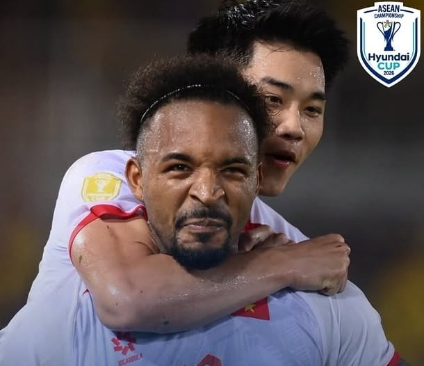 Rafaelson dirayakan para pemain Vietnam setelah mencetak gol pembuka saat menghadapi Malaysia pada leg pertama semifinal Piala AFF 2026.