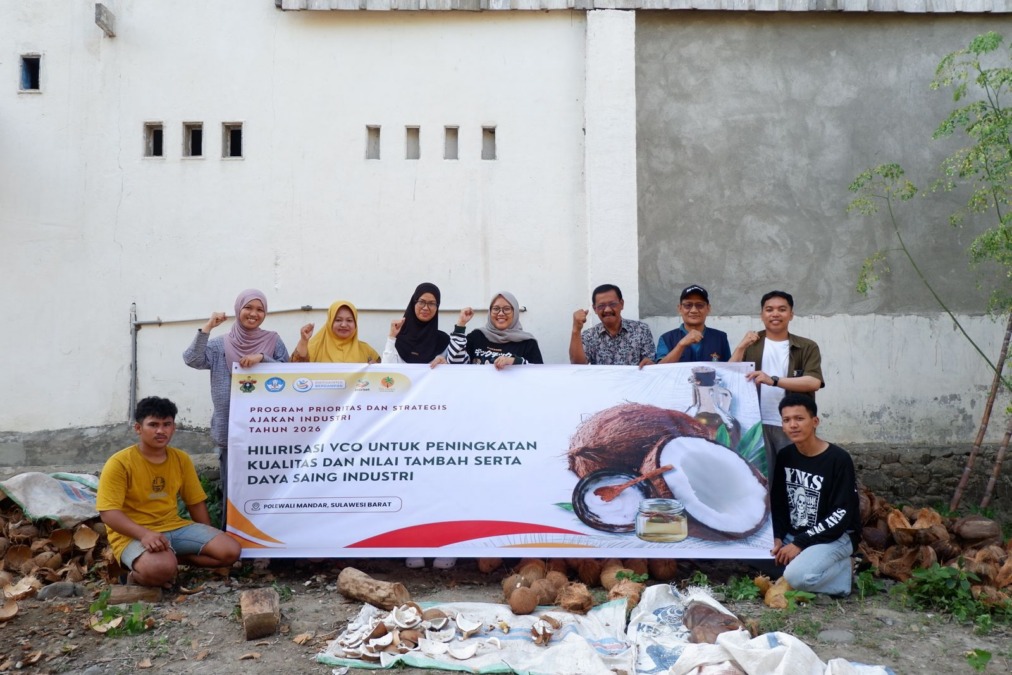 Tim peneliti Unhas menjalankan transfer teknologi produksi dan pemurnian VCO ke mitra industri di Polewali Mandar, Sulawesi Barat.