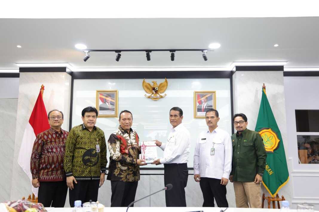 Menteri Pertanian Andi Amran Sulaiman menerima penyerahan LHP BPK atas laporan keuangan Kementan dan Bapanas Tahun Anggaran 2025 di Kantor Pusat Kementan, Jakarta, Kamis, 13 Agustus 2026.