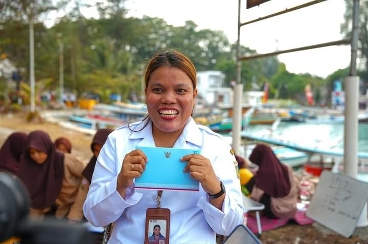 Salah satu warga penerima undangan menunjukkan surat undangan Upacara HUT ke-81 RI di Istana Merdeka, Jakarta, Senin, 17 Agustus 2026.