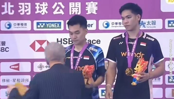 Leo Rolly Carnando dan Daniel Marthin di podium juara Taipei Open 2026.