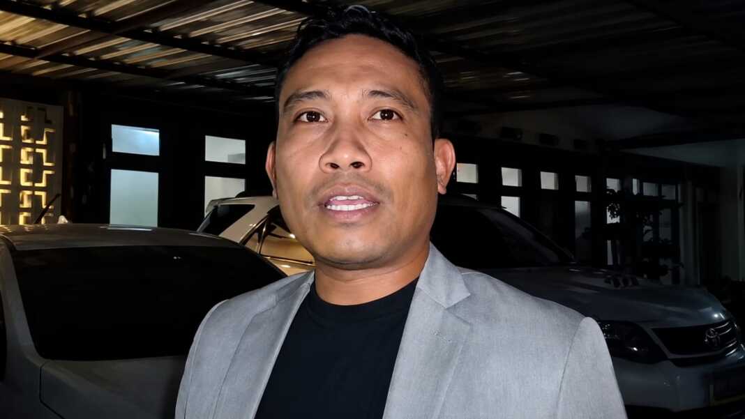 Muhammad Basri alias Ombas berada di area Mapolda Sulsel usai memenuhi panggilan penyidik Tipidkor Ditreskrimsus Polda Sulsel di Makassar, Jumat, 7 Agustus 2026.