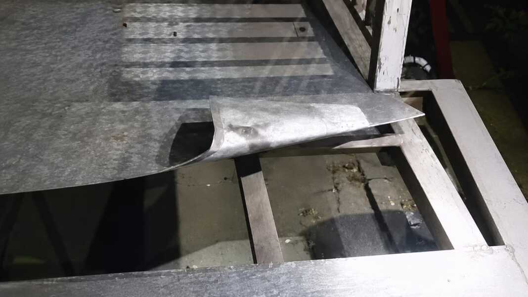 Material besi halte bus di Jalan Urip Sumoharjo, Makassar, yang diduga hendak dibongkar sebelum lima remaja diamankan polisi.