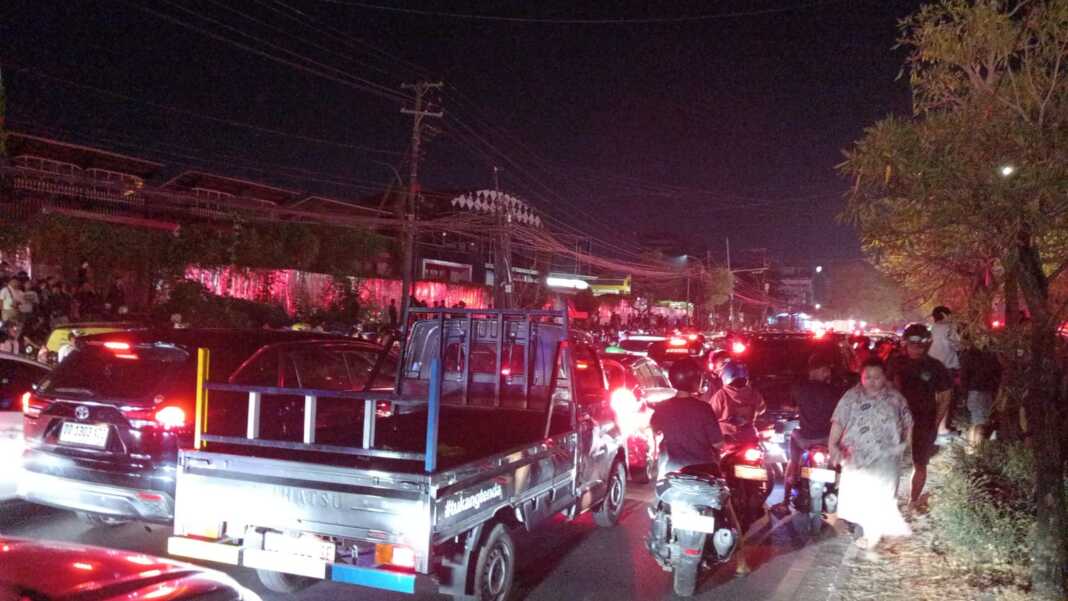 Kemacetan padat di ruas jalan sekitar Nipah Mall Makassar saat kebakaran malam hari