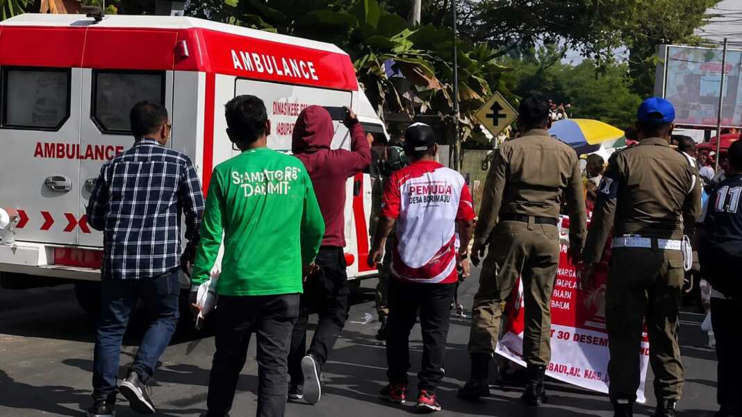 Mobil ambulans RSUD Madising berada di tengah kerumunan karnaval di Pinrang setelah insiden darurat yang menyenggol seorang bocah.
