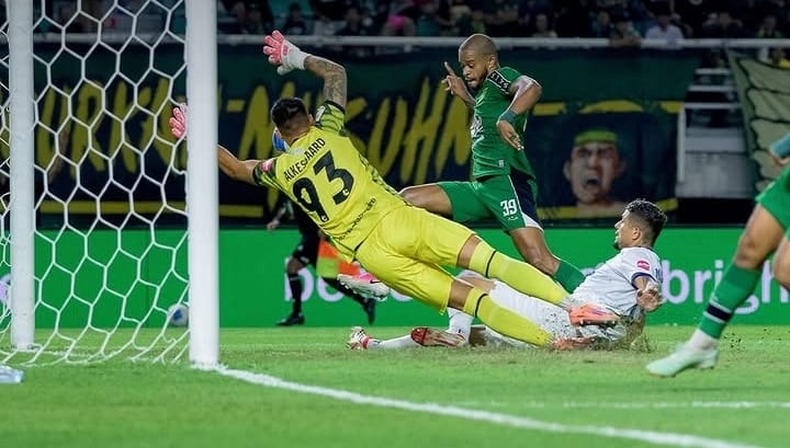 Pemain Persebaya Surabaya mengancam gawang Port FC pada laga Grup B Piala Presiden 2026 di Stadion Gelora Bung Tomo, Surabaya.