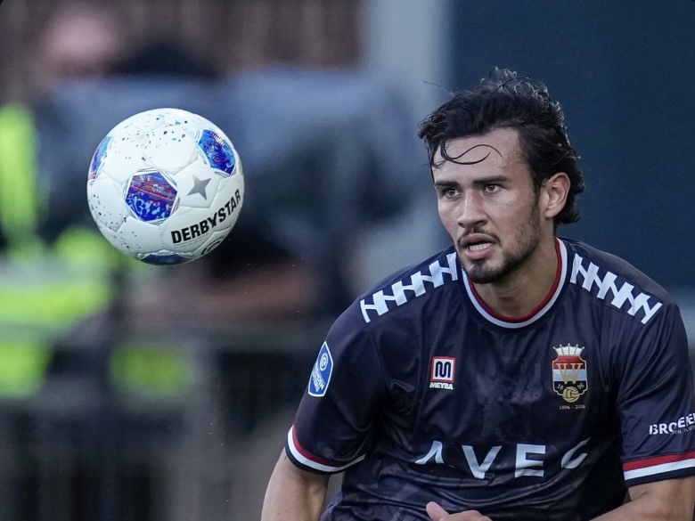 Nathan Tjoe-A-On pemain Timnas Indonesia memburu bola liar saat laga melawan Go Ahead Eagles