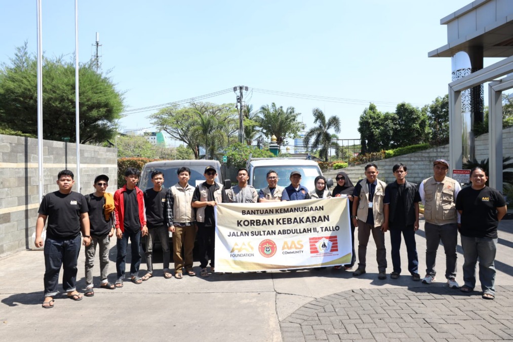 Perwakilan AAS Foundation, AAS Community, IKA Unhas, dan BPP KKSS berpose sebelum menyalurkan bantuan kemanusiaan untuk korban kebakaran di Tallo, Makassar.