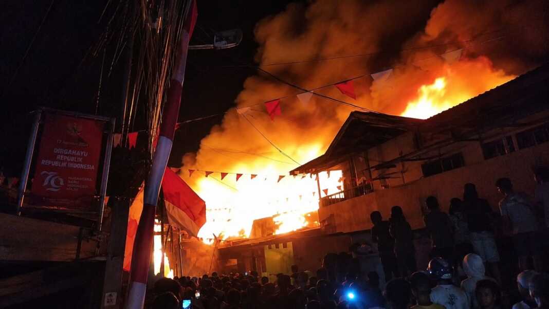 Kebakaran besar melanda permukiman padat di Jalan Kandea 3, Makassar, Senin malam, 10 Agustus 2026.