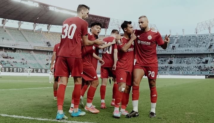 Pemain Persija Jakarta merayakan gol dalam pertandingan melawan PSMS Medan pada laga Grup B Piala Presiden 2026 di Stadion Gelora Bung Tomo, Surabaya.