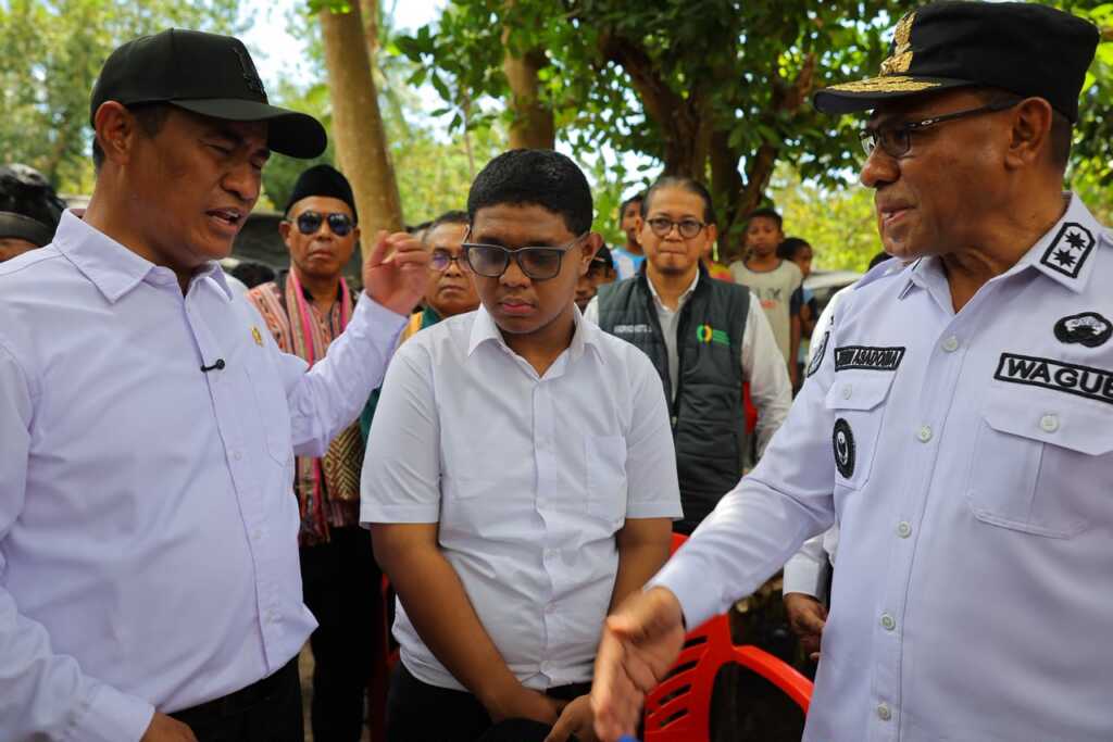 Mentan Amran Sulaiman bersama mahasiswa UNDIP Adriano Padama meninjau stok beras di Alor NTT