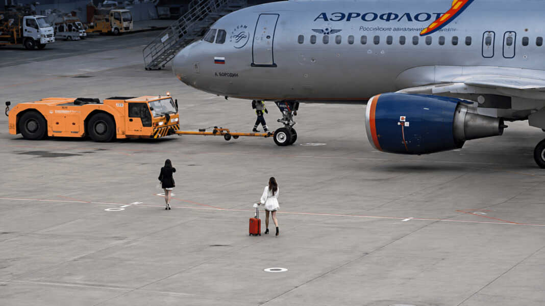 Dua penumpang perempuan membuat heboh setelah nekat masuk ke area apron Bandara Internasional Sheremetyevo, Moskow, Rusia