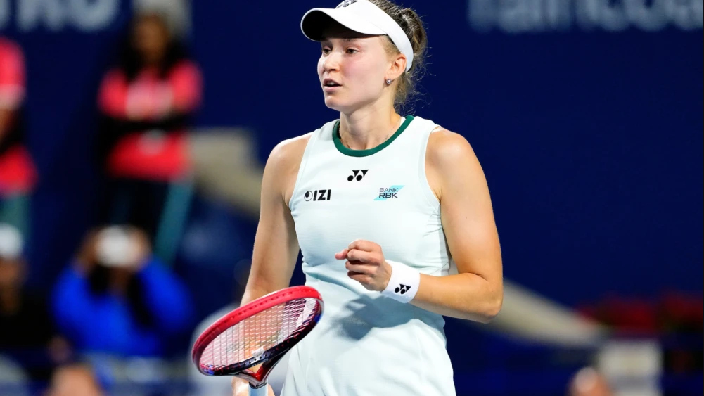 Elena Rybakina memastikan tiket semifinal National Bank Open 2026 di Toronto setelah mengalahkan Naomi Osaka 4-6, 7-6(5), 6-4.