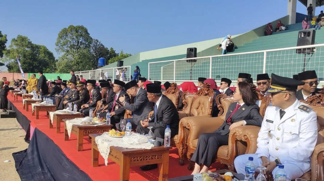 Pejabat dan tamu undangan mengikuti upacara HUT ke-81 RI tanpa tenda VIP di Stadion Pangkallalang, Tanjungpandan, Belitung, Senin, 17 Agustus 2026.