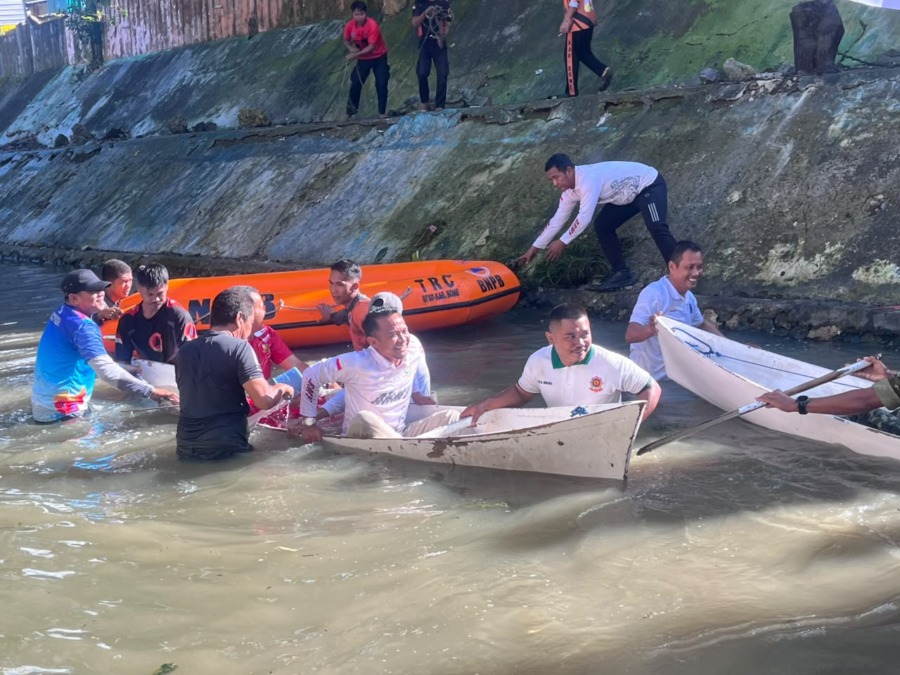 perahu yang dikemudikan para pimpinan OPD kehilangan keseimbangan hingga terbalik di tengah lintasan.