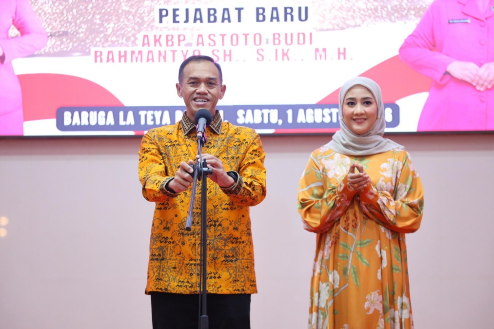 Kapolres Bone yang baru, AKBP Astoto Budi Rahmantyo bersama pasangannya