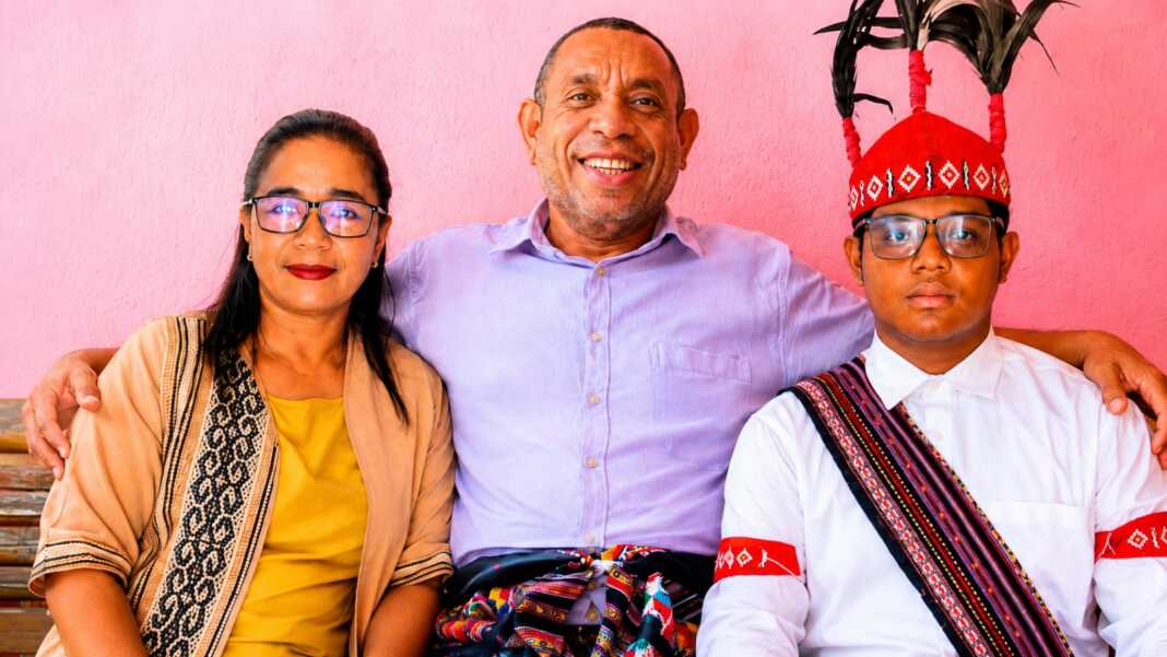 Adriano Padama (kanan) bersama ayahnya, Semuel Padama, dan ibunya Ady Irma.