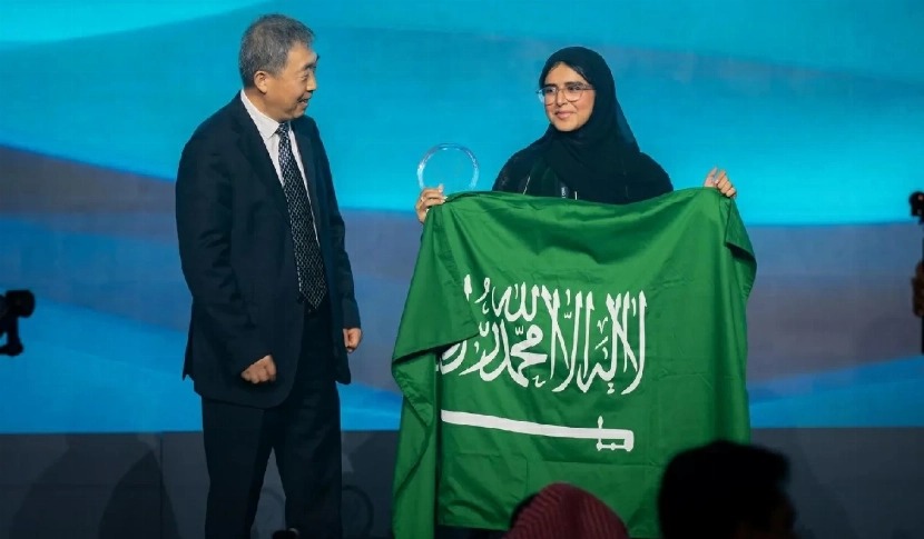 Jana Al-Sabil mengibarkan bendera Arab Saudi setelah meraih emas dan penghargaan Pelajar Perempuan Terbaik. (Sumber foto: SPA)