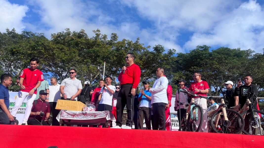 Mentan Andi Amran Sulaiman didampingi Gubernur Sulsel Andi Sudirman Sulaiman dan Bupati Bone Andi Asman Sulaiman saat menyapa ribuan masyarakat di Bakungnge, Desa Mappesangka, Kec. Ponre, Kab. Bone, Minggu (9/8/2026)