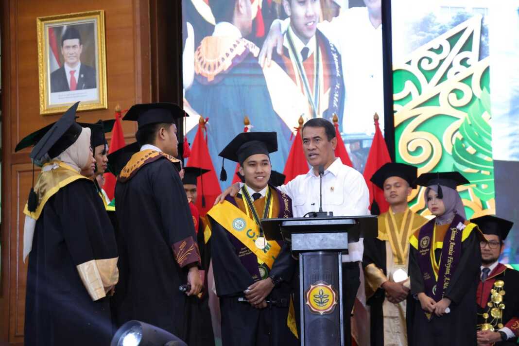 Menteri Pertanian RI Andi Amran Sulaiman memberikan motivasi kepada wisudawan Polbangtan dan PEPI saat acara wisuda.