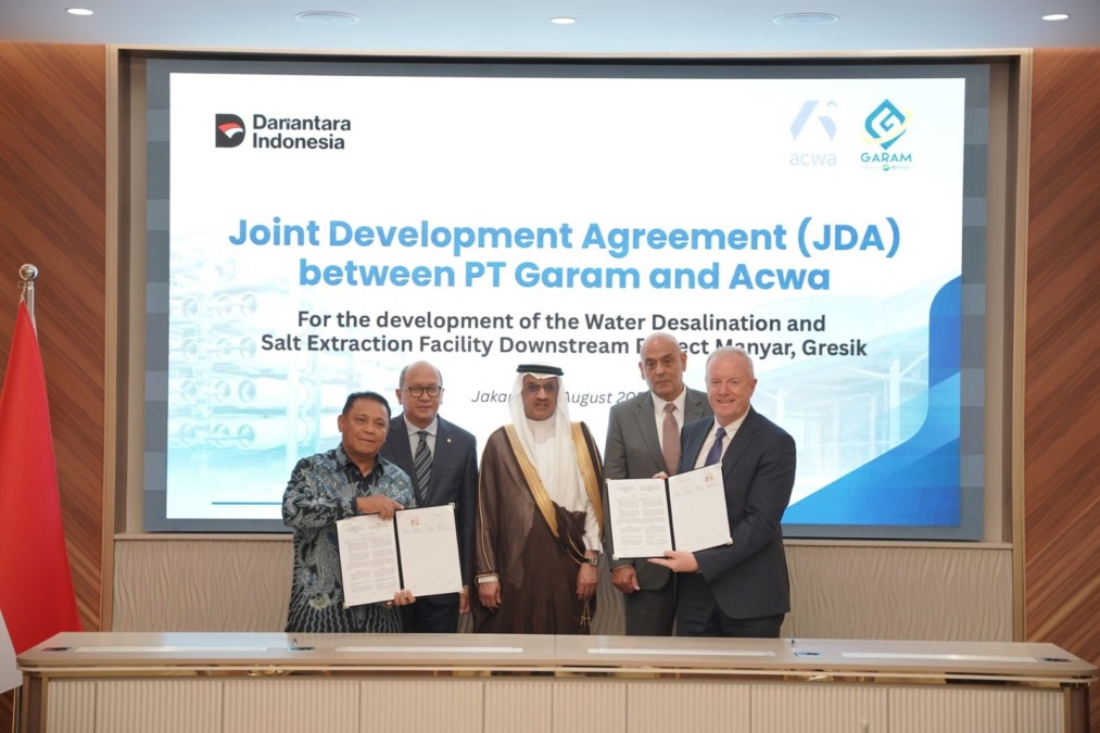 Dari kiri ke kanan: Abraham Mose (Direktur Utama PT GARAM), Rosan Roeslani (CEO Danantara sekaligus Menteri Investasi dan Hilirisasi Republik Indonesia), Faisal Abdullah Al-Amodi (Duta Besar Kerajaan Arab Saudi untuk Republik Indonesia), Dr. Samir J. Serhan (CEO Grup Acwa), dan Tim Anderson (Direktur Utama PT Acwa Power Indonesia). Kredit foto: Acwa.