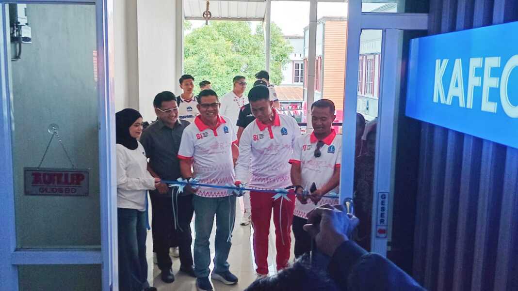 Kafe ini diresmikan langsung Bupati Bone, H Andi Asman Sulaiman didampingi Wakil Bupati Bone H Andi Akmal Pasluddin.