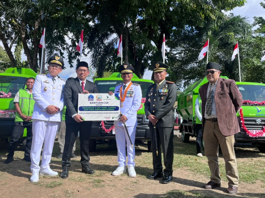Bank Sulselbar Cabang Bone menyerahkan tiga mobil sampah melalui CSR untuk mendukung program BerAmal Bone Bersih dan meningkatkan pelayanan persampahan di Kabupaten Bone.