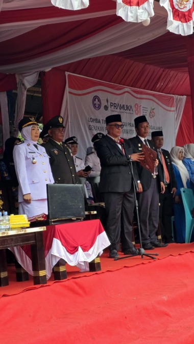H Muslimin atau HMS membacakan Proklamasi pada upacara HUT ke-81 RI di Bontocani, Bone. Ia juga memberikan bonus Rp4 juta untuk Paskibra dan panitia.