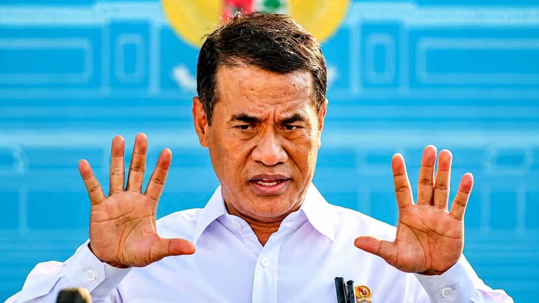 Menteri Pertanian Andi Amran Sulaiman mencopot sementara 14 pejabat Kementerian Pertanian pada Selasa (18/8/2026) dan langsung menonaktifkan mereka dari jabatan.