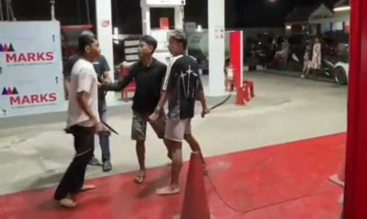 keributan spbu ammessangeng antrean bbm nyaris adu parang