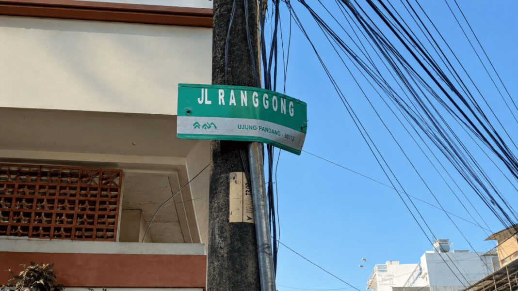 Papan nama Jalan Ranggong di Kecamatan Ujung Pandang, Makassar.